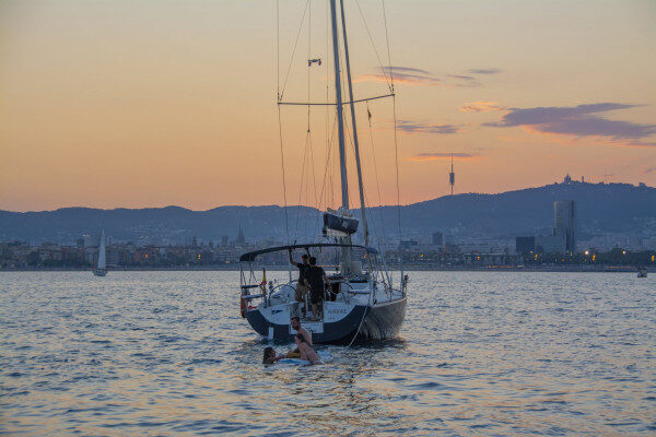 Una experiencia inolvidable de 2 horas con el velero Naval Roo en Barcelona, España