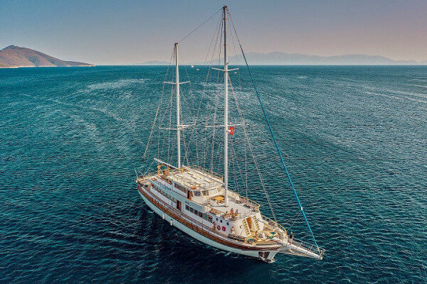 Goleta de 40 metros que ofrece servicios de crucero azul para 36 pasajeros Bodrum-Turquía