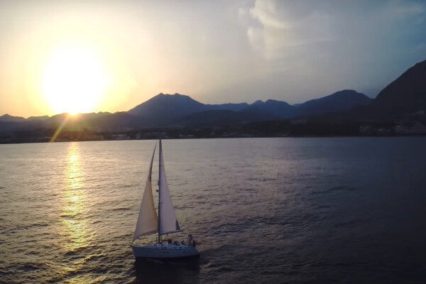 Alquiler velero Beneteau puesta del sol con patrón Marbella-España