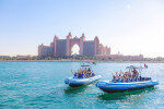 جولة لمشاهدة معالم المدينة كل ساعة بصحبة مرشد مع قارب RIB الرياضي في دبي مارينا ، دبي ، الإمارات العربية المتحدة