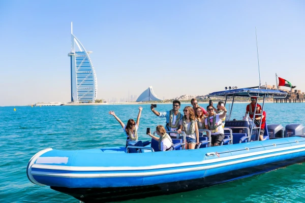 Rondvaart per uur met een RIB-sportboot in Dubai Marina, Dubai, VAE