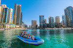 جولة لمشاهدة معالم المدينة كل ساعة بصحبة مرشد مع قارب RIB الرياضي في دبي مارينا ، دبي ، الإمارات العربية المتحدة