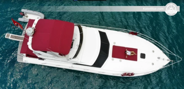 在土耳其穆拉省博德鲁姆，乘坐 Fairline 55 型游艇享受美妙的航行体验。
