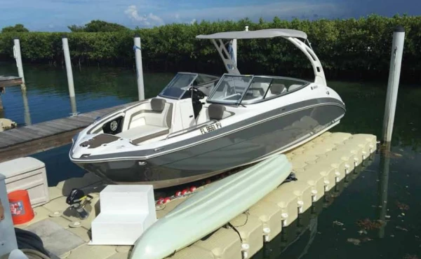 Quai marin-fournitures et installation de pontons pour marinas, ports, hôtels