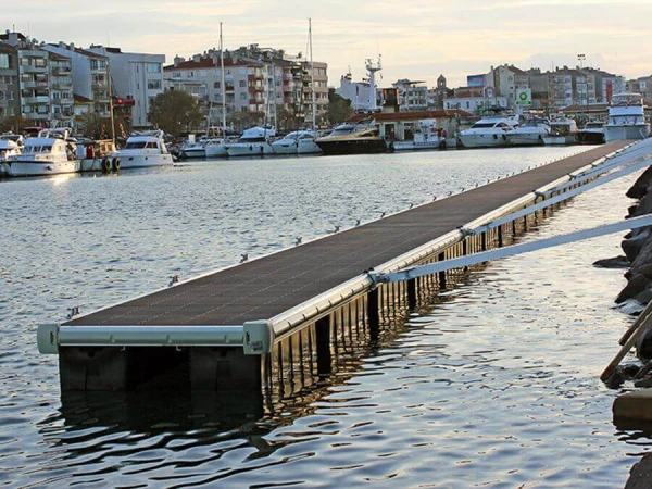 Fournitures et installation de stations de quai maritimes pour marinas, ports, ports