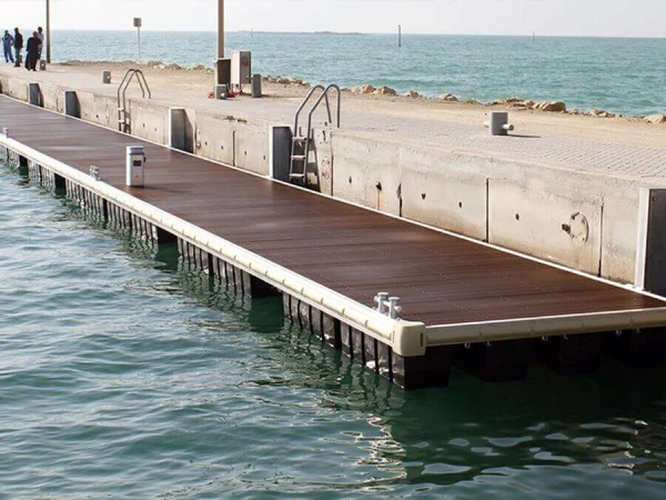 Fournitures et installation de stations de quai maritimes pour marinas, ports, ports