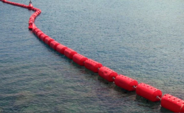 Lieferung und Installation von schwimmenden Sicherheitsbarrieren für Docks auf offener See, bei hohem Wellengang und bei Dämmen