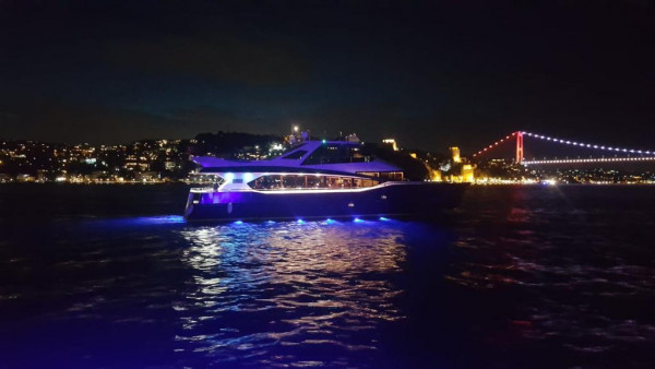 VIP Alquiler de yates de lujo a motor por días en Estambul, Bebek, Turquía