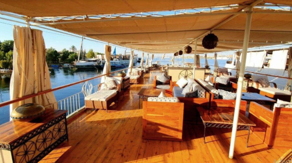 Smuk husbådstur i Luxor City, Egypten