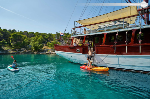 7denní zážitek z vodního bruslení a surfování na kajaku s úžasnou plachetnicí v Dubrovníku v Chorvatsku