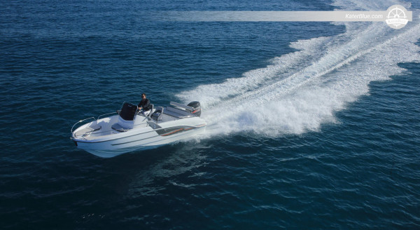 Cruising Experience with elegantly designed Motor Boat in Barcelona, Spain