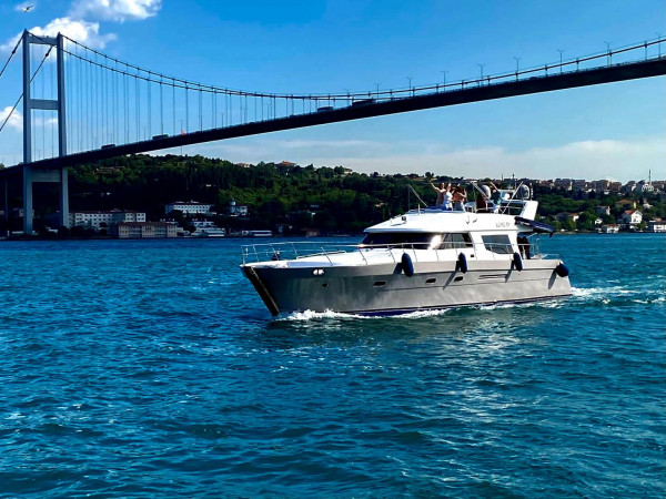 Bosphorus Motor Yacht 2-hours sailing experience in İstanbul Haliç Turkey