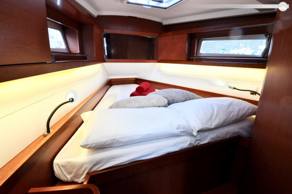 Yacht moderno ad alte prestazioni Beneteau Oceanis 41 Express - Un'esperienza a Barcellona, ​​Spagna