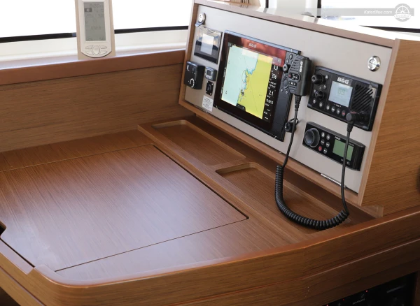 Fai una gita in barca a vela su un catamarano Lagoon 42 a Zara, in Croazia.