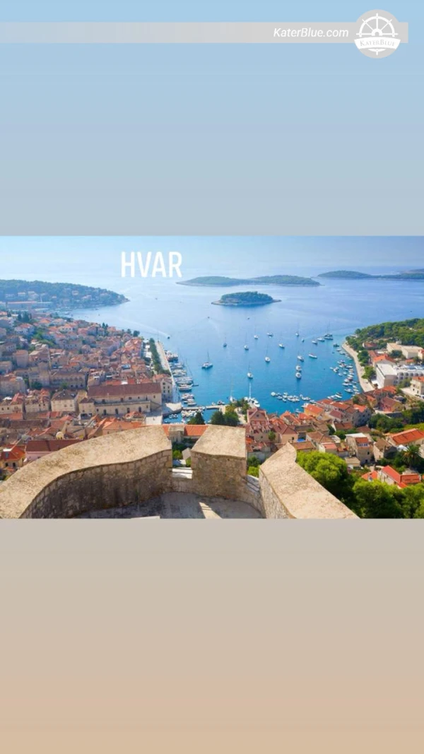 Admirez la plus belle vue nocturne de la ville de Hvar à bord d'un bateau à moteur Baracuda 590 à Bol, en Croatie.
