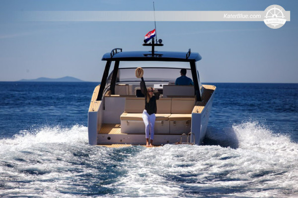 Delightful week on a modern motorboat  around Bol, Croatia