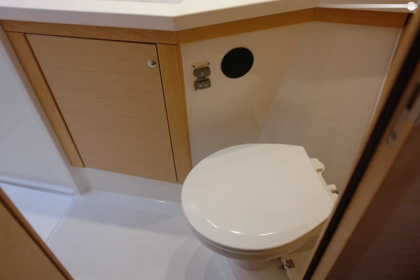 Noleggio di un catamarano di lusso per una crociera nei dintorni di Zara, Croazia.