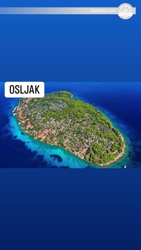 Yacht a motore modificato per navigare nei dintorni di Zara, Croazia.