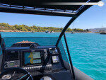 Alegre paseo en velero con un veloz barco a motor en Glifada, Grecia