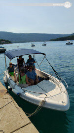 استأجر قاربنا السريع ذو العيار العالي لرحلة خلابة في كريس, كرواتيا