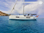 Un excelente velero y el último modelo más popular para alquilar en Glifada, Grecia