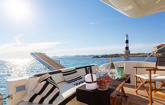 Enjoyable 6 Hours sailing Tour with a Stunning Motor Yacht in Málaga, Spain