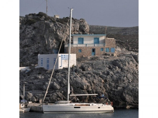 Yunanistan'ın Vrilissia kentinde kiralık olarak sunulan çekici bir yelkenli yat tasarımı.