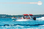 رحلة إبحار مبهجة مع قارب بمحرك سريع في جليفادا ، اليونان