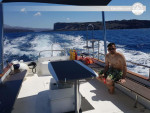 Thira, Yunanistan'da Motorlu Tekne ile Kalderanın Gizli Hazinelerini Keşfetmek için Seyir Deneyimi