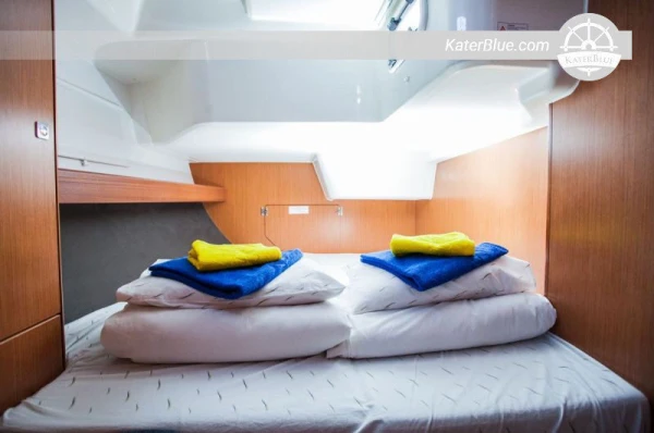 Wisata cerdas dengan perahu layar baru di Trogir, Kroasia.