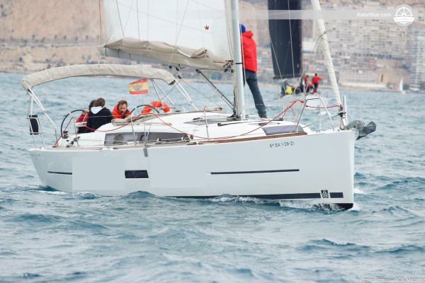 Perfect Sailing Yacht for Coastal Sailing in Mid Season with Family-Cruising Experience in Valencia, Spain