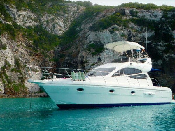 12m long motor boat charter in Alicante, Spain for a half-day of cruising in stunning bays.
