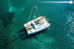 Nuestro catamarán ofrece un crucero suave y rápido para la experiencia de crucero en Thira, Grecia
