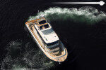 Explorar Santorini con nuestro yate a motor más lujoso para una experiencia de crucero privado