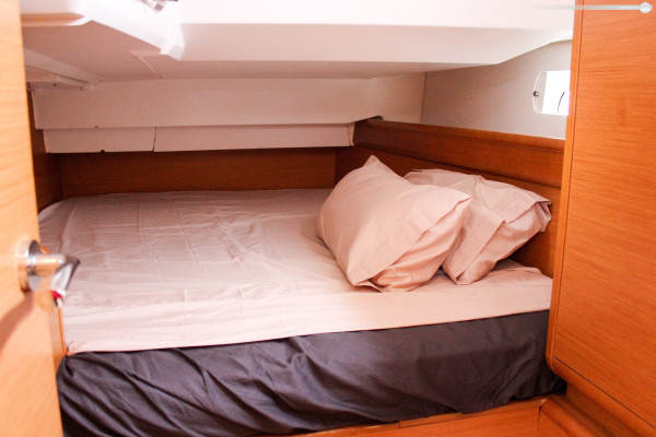 A Magnificent Jeanneau Sailing Yacht for Low Season Cruising Experience in Valencia, Spain
