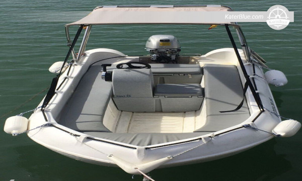 Mieten Sie ein Boot für 3 Stunden ohne Führerschein in Barcelona, ​​Spanien