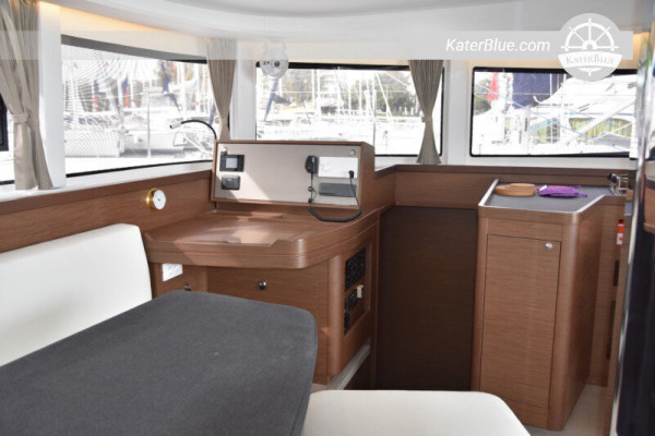 Un catamaran de conception entièrement nouvelle, disponible à la location privée à la semaine à Paleo Faliro, en Grèce.