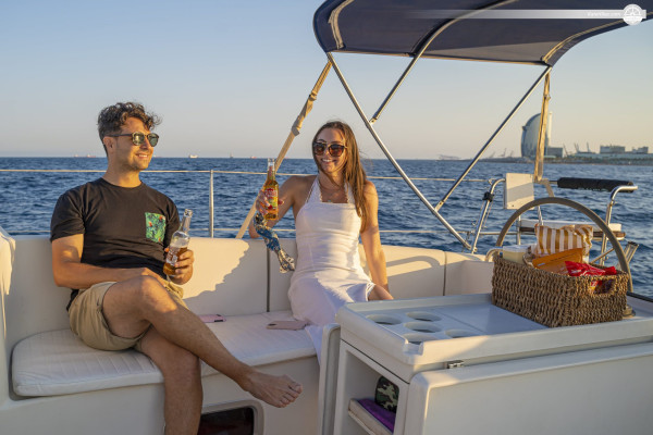 En uforglemmelig 4-timers oplevelse med Naval Roo Sailing Yacht i Barcelona, ​​Spanien