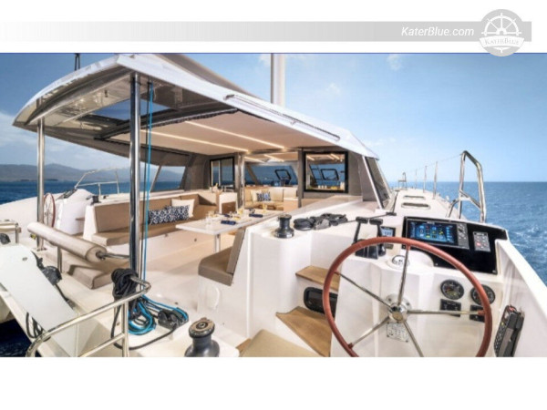 Un immense plaisir à bord d'un catamaran lors d'une location privée hebdomadaire à Paleo Faliro, en Grèce