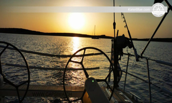 Naviguer dans le cadre magnifique des Cyclades à Syros, en Grèce