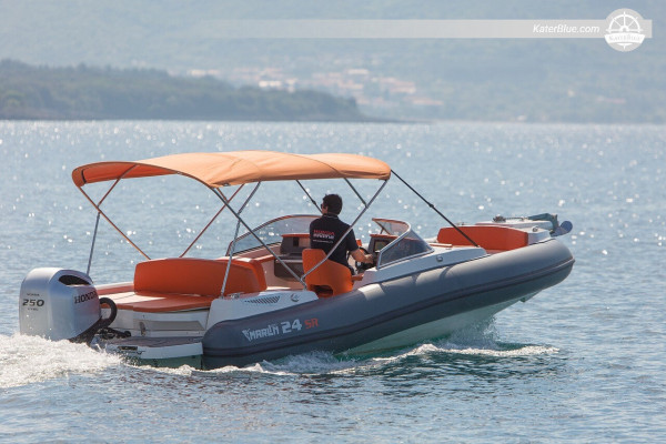 Il piacere di vivere un'esperienza in motoscafo per un'avventura acquatica a Krk, in Istria, Croazia.