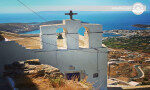 الإبحار في الإعداد الرائع لسيكلاديز في سيروس ، اليونان