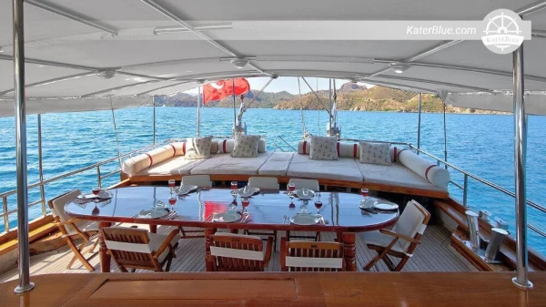 Een gulet van 30 meter biedt een betaalbare blauwe cruise aan vanuit Marmaris naar Turkije.