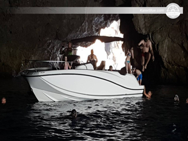 Kotor-Karadağ'daki Mavi Mağara için ideal sürat teknesi Activ 675.