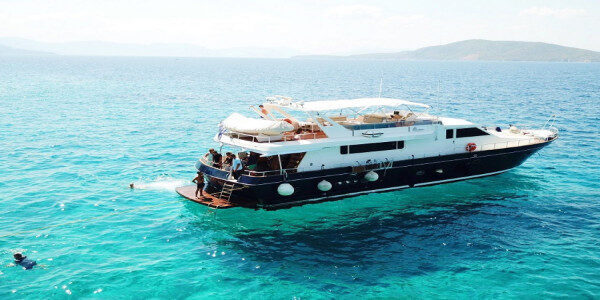 Discover idyllic sceneries Motor yacht Alimos-Greece