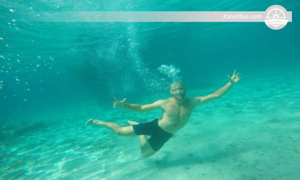Perairan biru yang menakjubkan untuk snorkeling di Trogir, Kroasia.