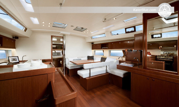 Moderne Beneteau-Yacht für wöchentliche Charter in Antibes, Frankreich
