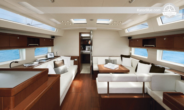 Moderne Beneteau-Yacht für wöchentliche Charter in Antibes, Frankreich