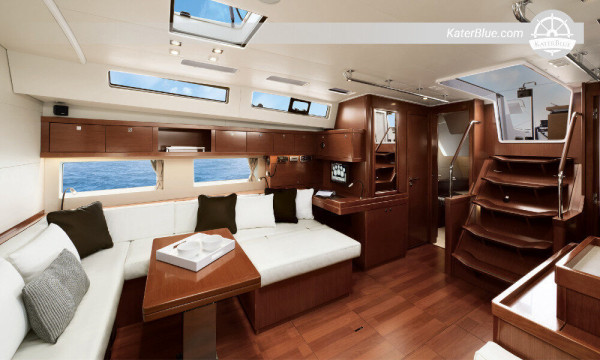 Moderne Beneteau-Yacht für wöchentliche Charter in Antibes, Frankreich