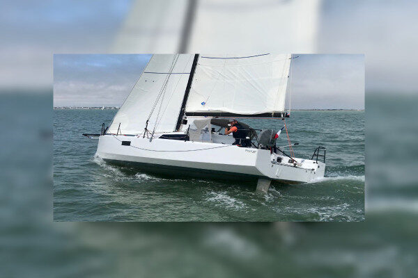 Pogo sailing yacht weekly charter in La Rochelle-France
